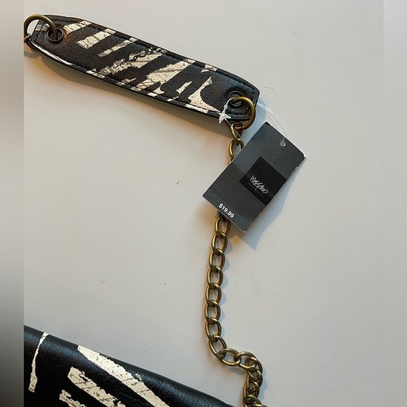 Yellow clutch purse with chain strap - Picture 4 of 7